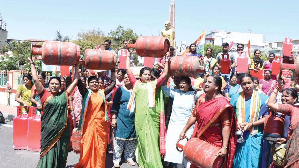 Women Congress workers protest hike in cylinder prices