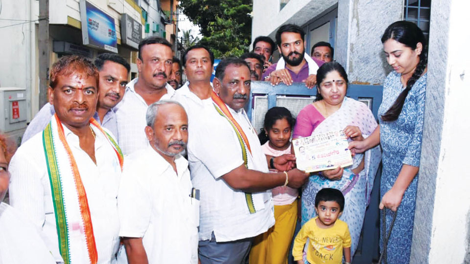 Harishgowda seeks votes in Halladakeri