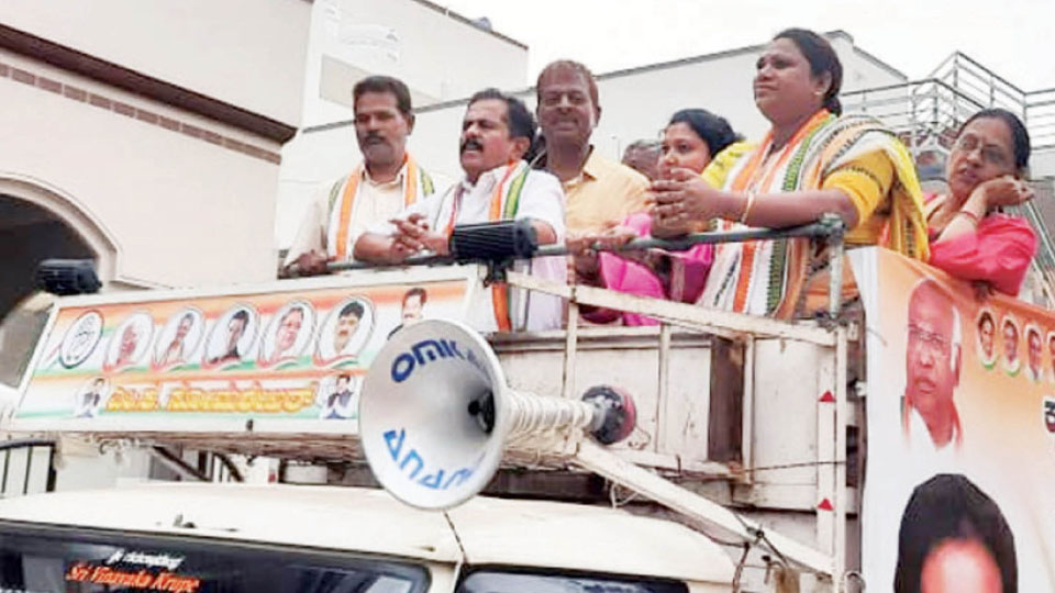 M.K. Somashekar of Congress and Kaveesh Gowda of BJP hit streets