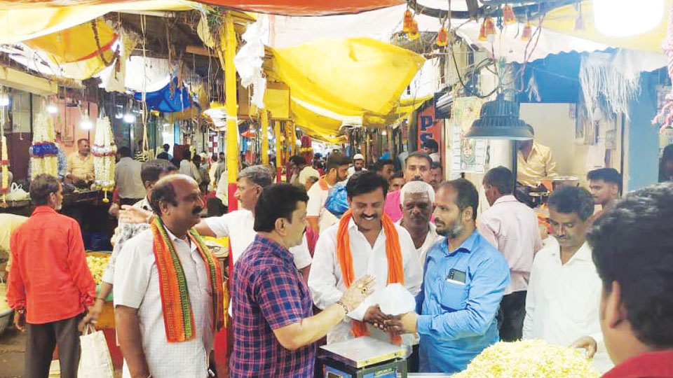 Sandesh Swamy seeks votes from traders and merchants
