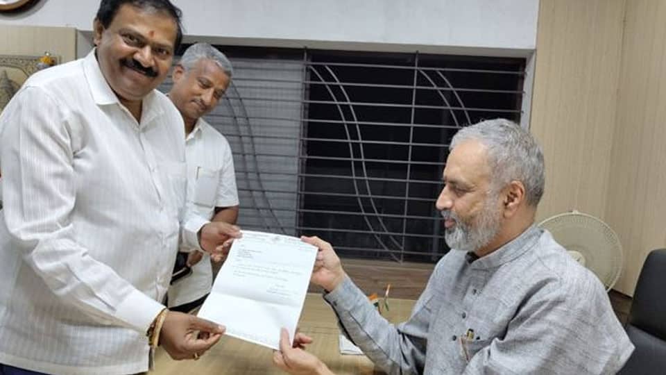 Cong. MLA Akhanda Srinivasmurthy resigns from Assembly