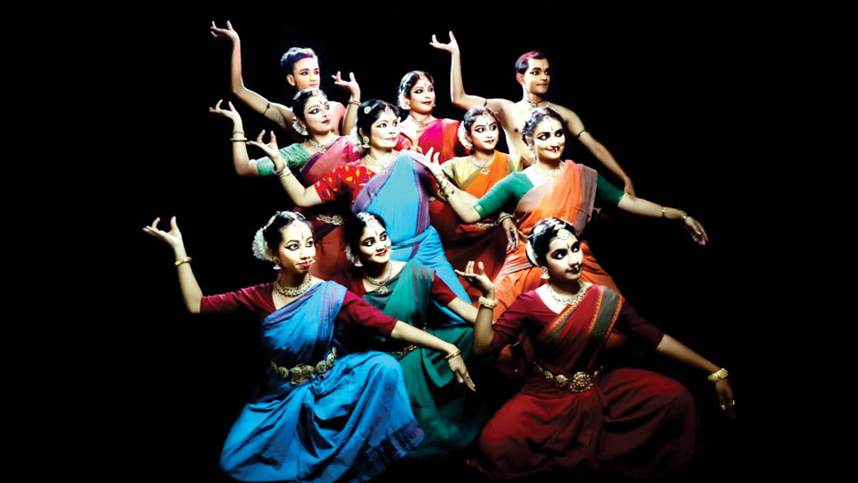 File:Bharatanatyam dance performance by Guru Saroja Vaidyanathan' disciples  at Youth Festival 2012 IMG 3201 25.jpg - Wikimedia Commons