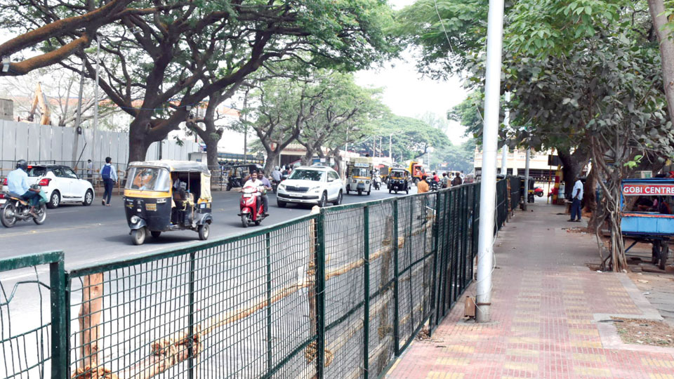 Echo of Kochi incident where a mobile phone was thrown at PM: Iron mesh, barricades erected on Raja Marga