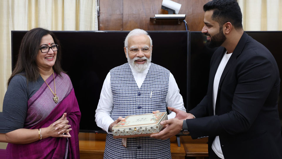 Sumalatha meets PM Modi, invites him for son’s wedding
