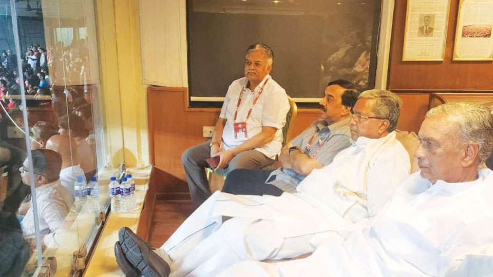 Siddu finds time to watch RCB Vs Mumbai Indians match