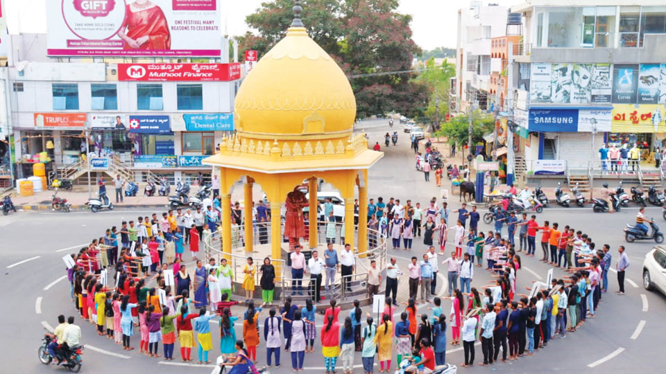 Students form human chain at Vivekananda Circle