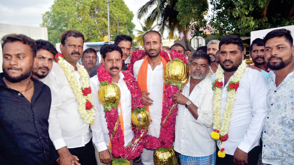 Youths join BJP, extend support to Chamundeshwari’s Kaveesh Gowda