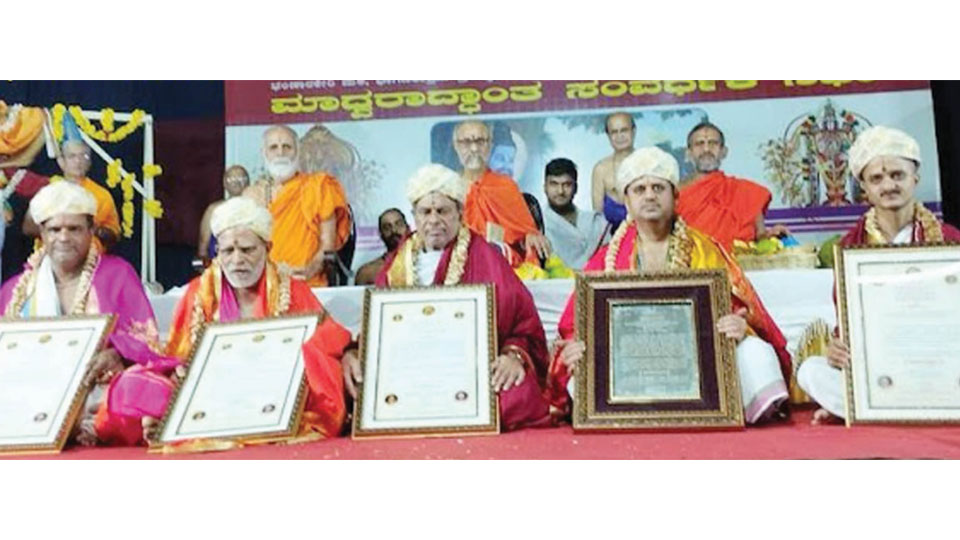Pejawar Seer presents awards to scholars