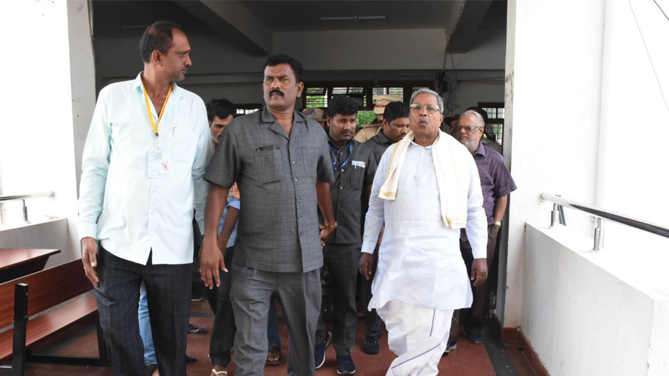 Siddu visits counting Centre