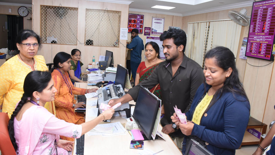 Depositing Rs. 2,000 currency notes at Banks begins