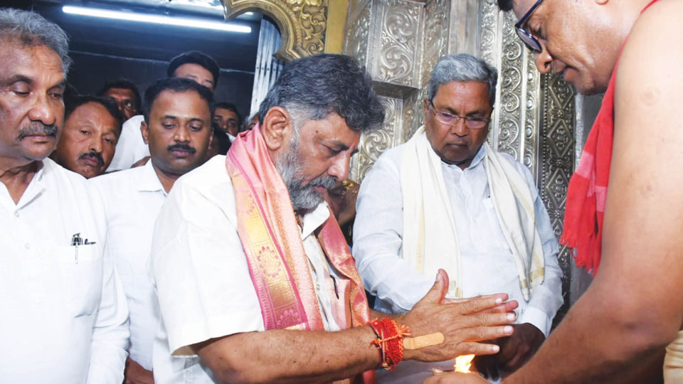 Leaders visit Chamundeshwari Hill Temple on poll eve