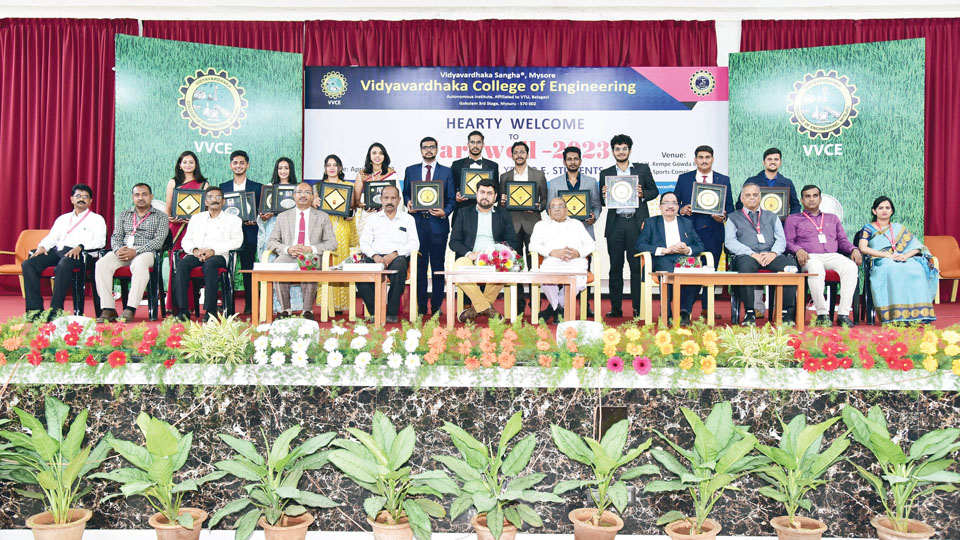VVCE fetes Best Students Department-wise