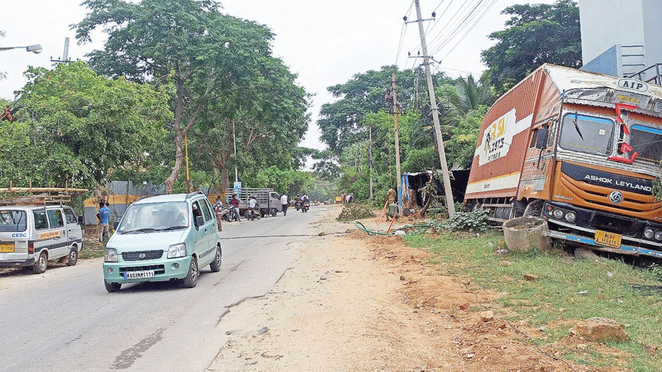 Miserable condition of Ring Road towards Automotive Axles Star of Mysore