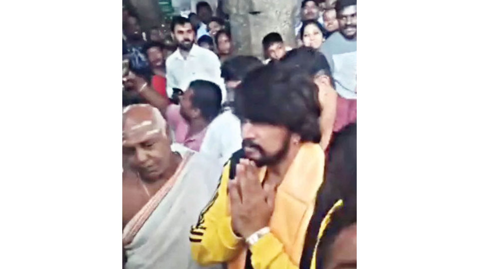 Fans mob actor Sudeep at Chamundi Hill Temple