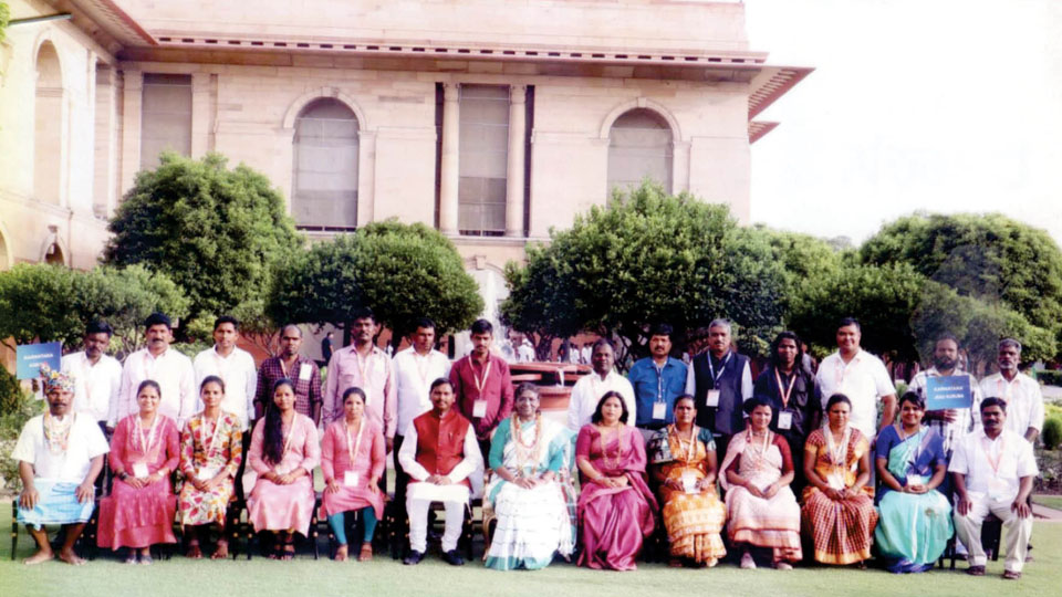 Karnataka State Tribals meet President during Delhi visit