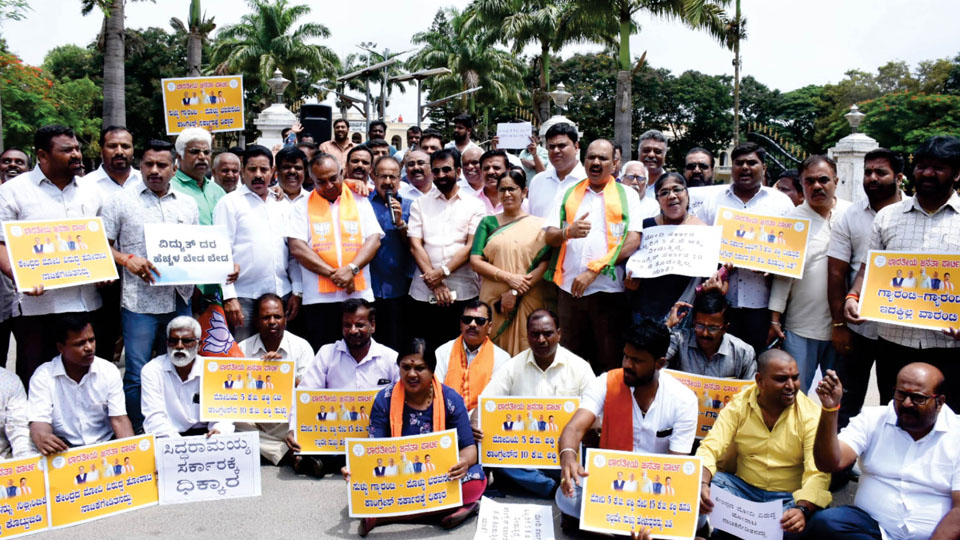 Denial of rice supply: Congress stages protest against Centre; BJP stages counter protest