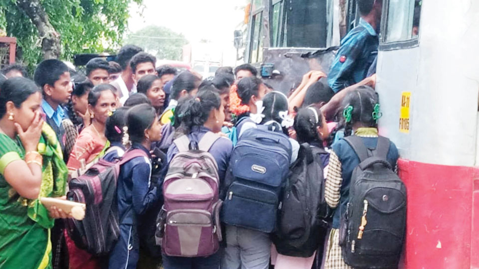 ‘Shakti’ Effect: School kids struggle to board crowded KSRTC buses