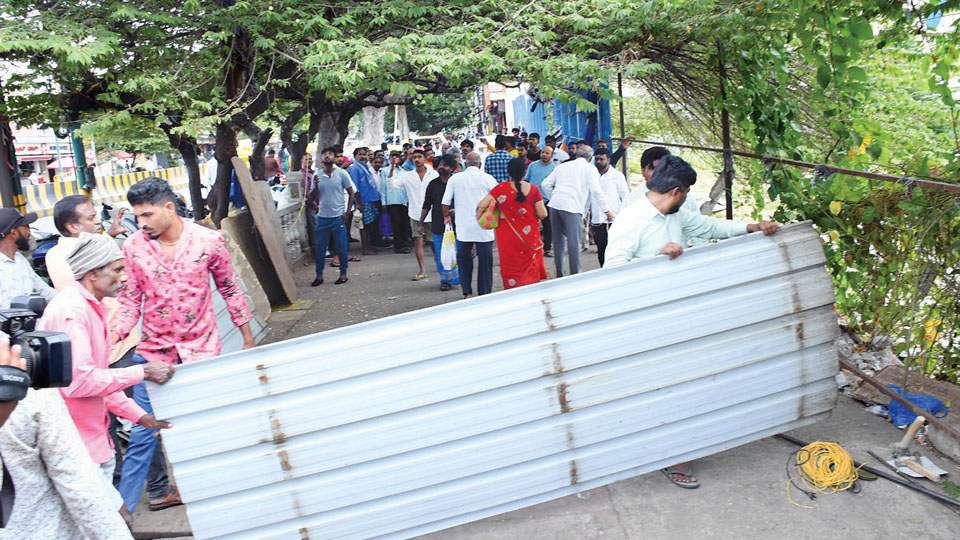 Fencing on Makkaji Chowk road cleared; open for movement
