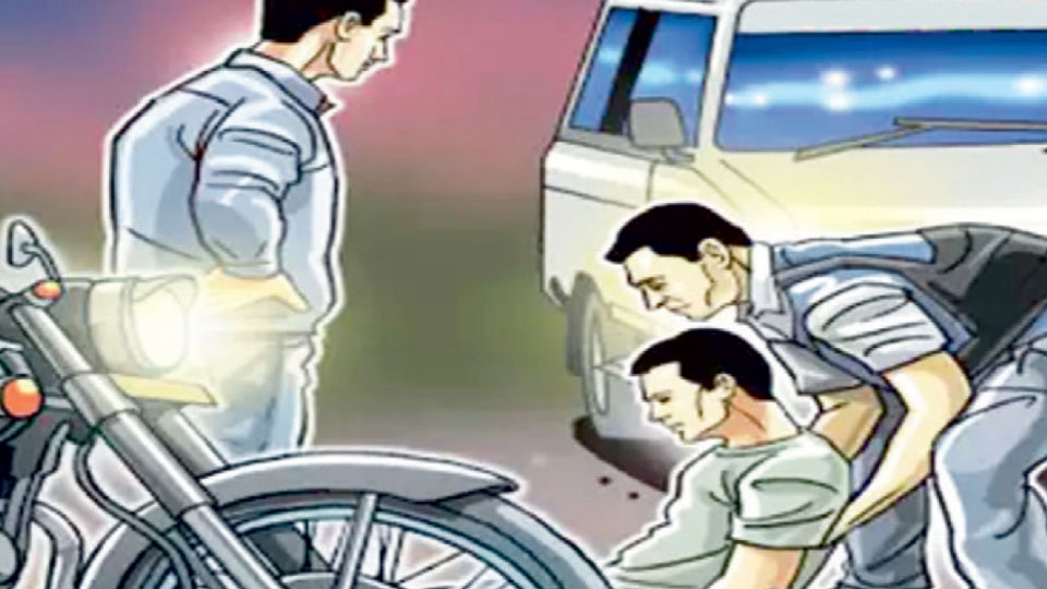 Criminals extort money from elderly car drivers by faking accidents