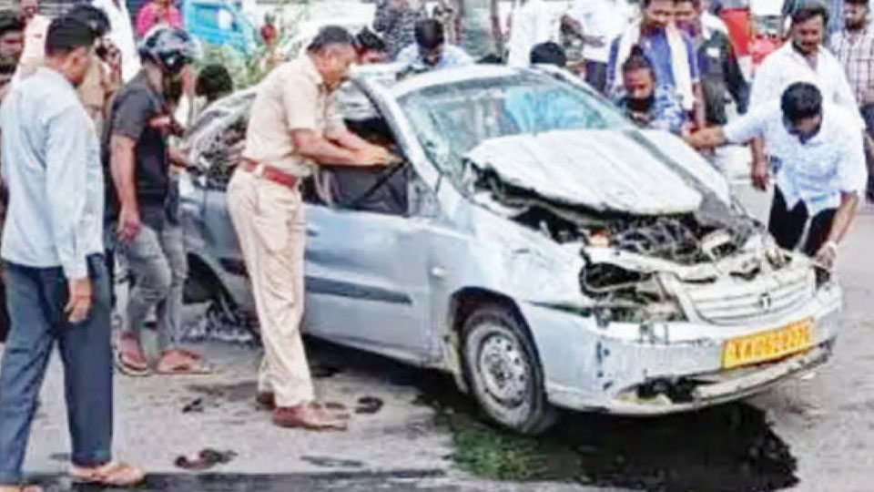 Car hits road divider on Mysuru-Bengaluru Expressway