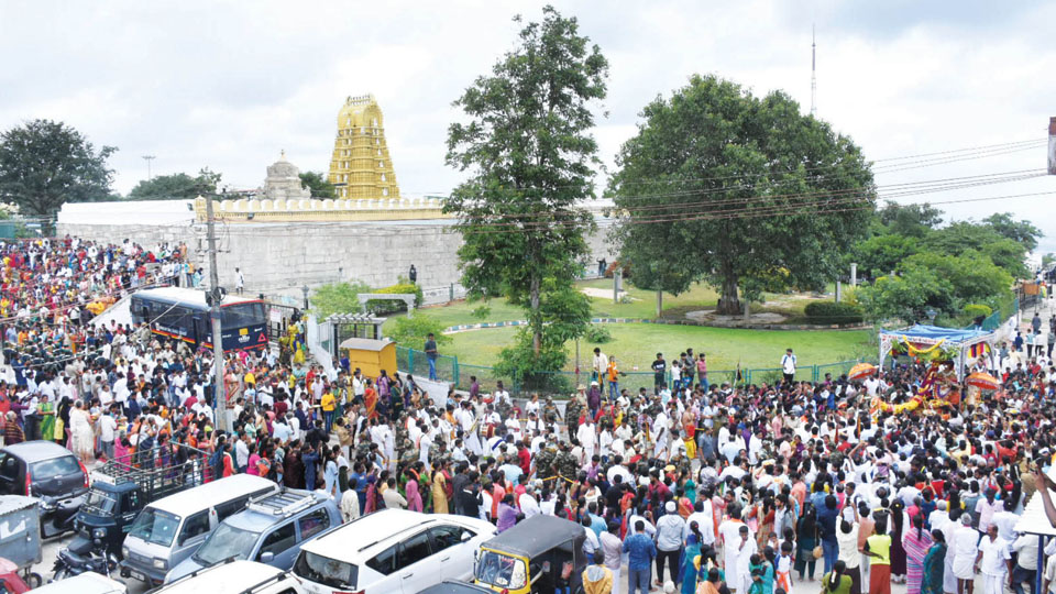 Devotees witness Chamundeshwari Vardhanti