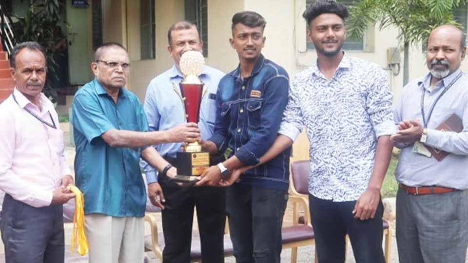 Winners of ‘MAHAAN CUP’ Inter-Collegiate Cricket