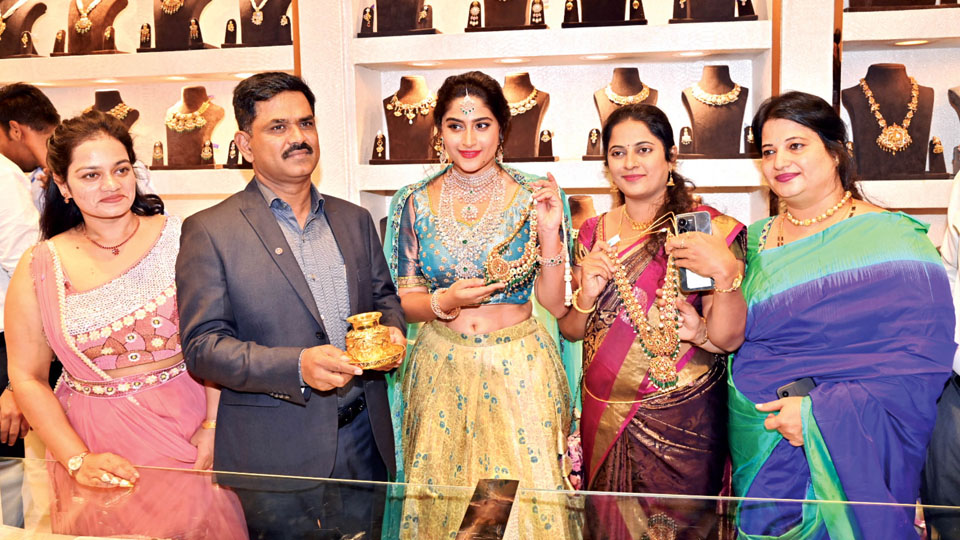 Actress Nishvika Naidu opens jewellery expo