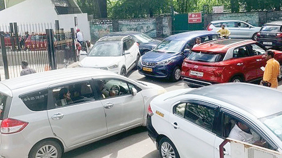 Vehicle parking menace near Zoo: Whither Traffic Police?