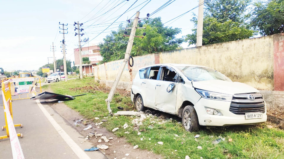 Car rams into electric pole: Two electrocuted