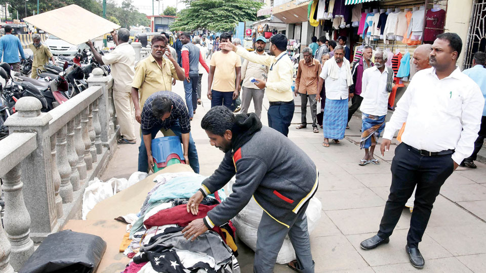 Eviction drive to clear footpath vendors begins