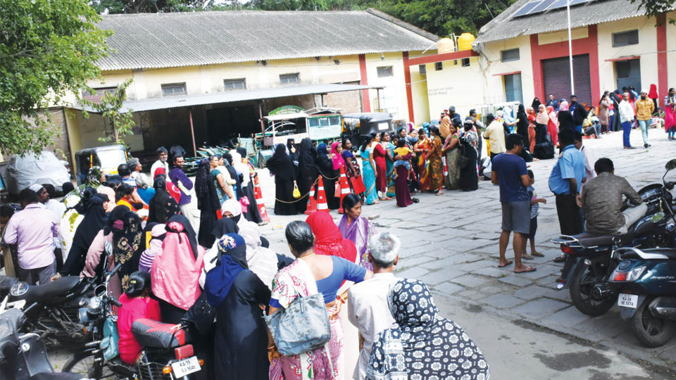 ‘Gruha Lakshmi’ Scheme: Long queues for registration