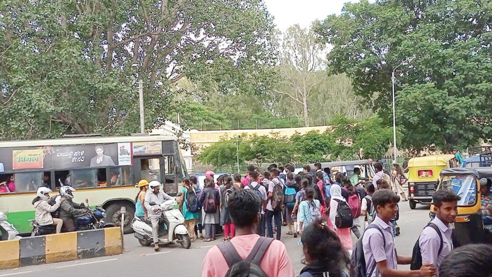 Students risk lives to cross City Bus Stand Junction