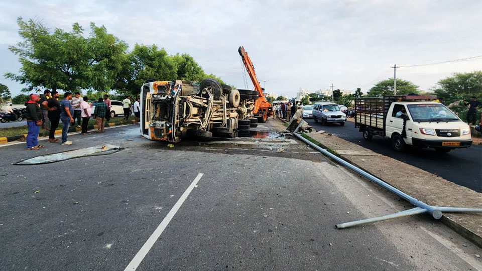 Truck topples on Ring Road