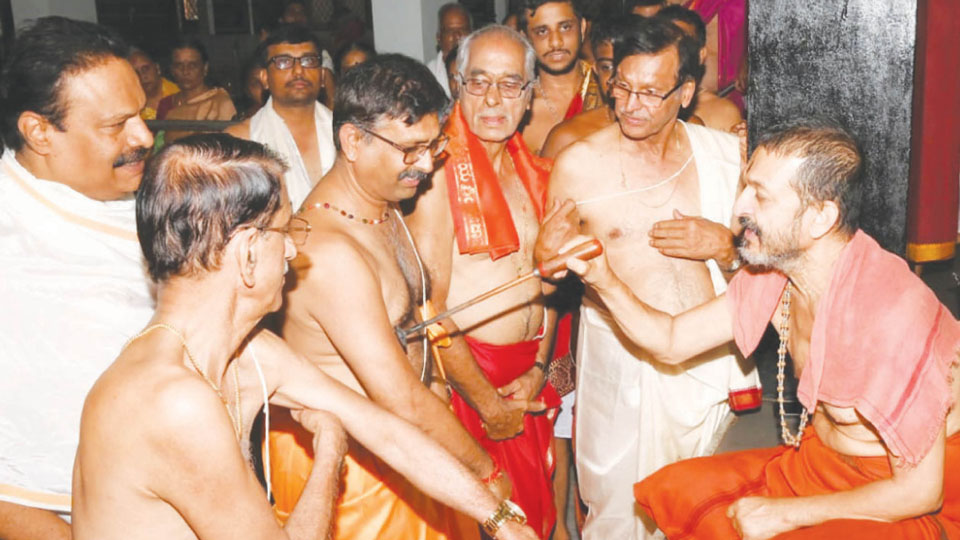 Palimaru Mutt Seer conducts Mudra Dharana in city