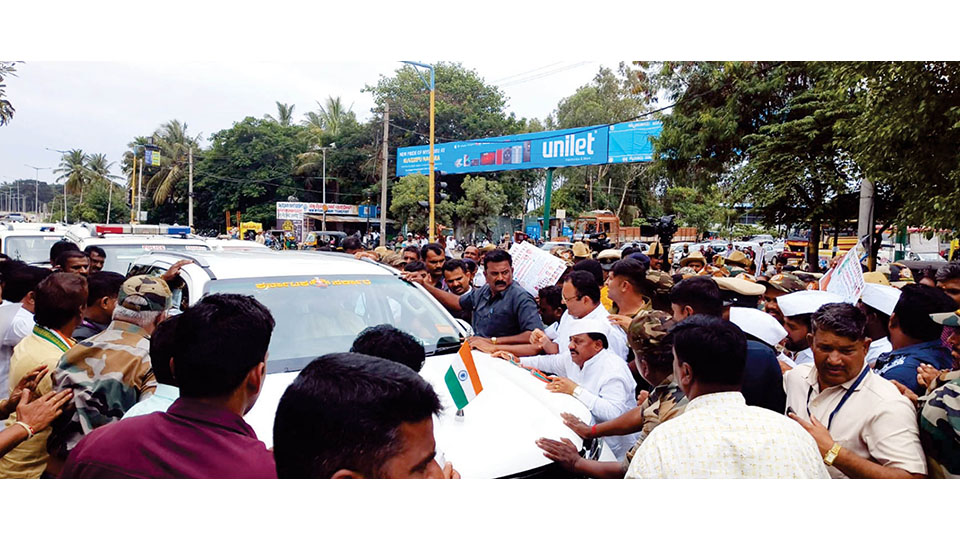 CM Siddharamaiah takes part in son’s death anniversary