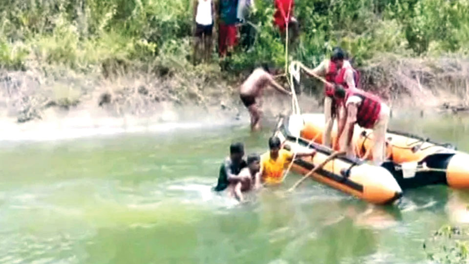 Car plunges into VC Canal in Mandya; driver missing