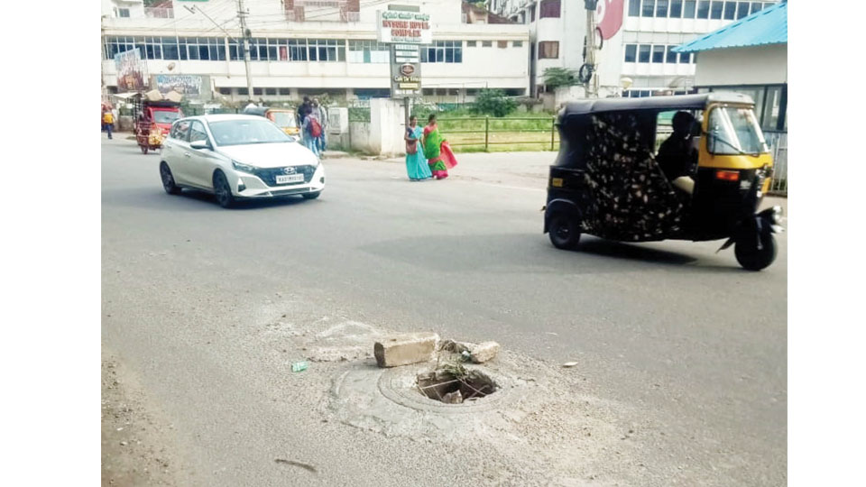 Open manhole invites danger on B.N. Road near KSRTC Sub-Urban Bus Stand