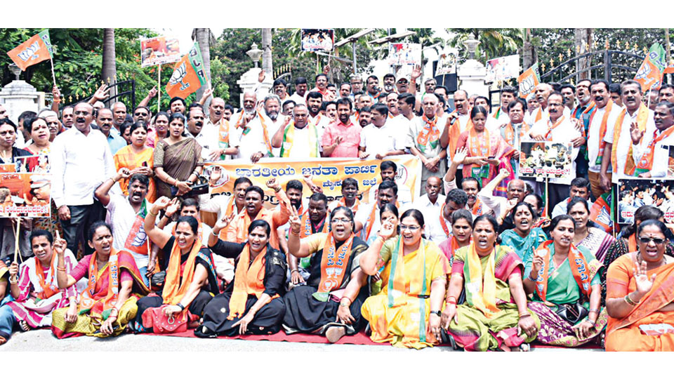 BJP protests against ‘dictatorial attitude’ of State Government