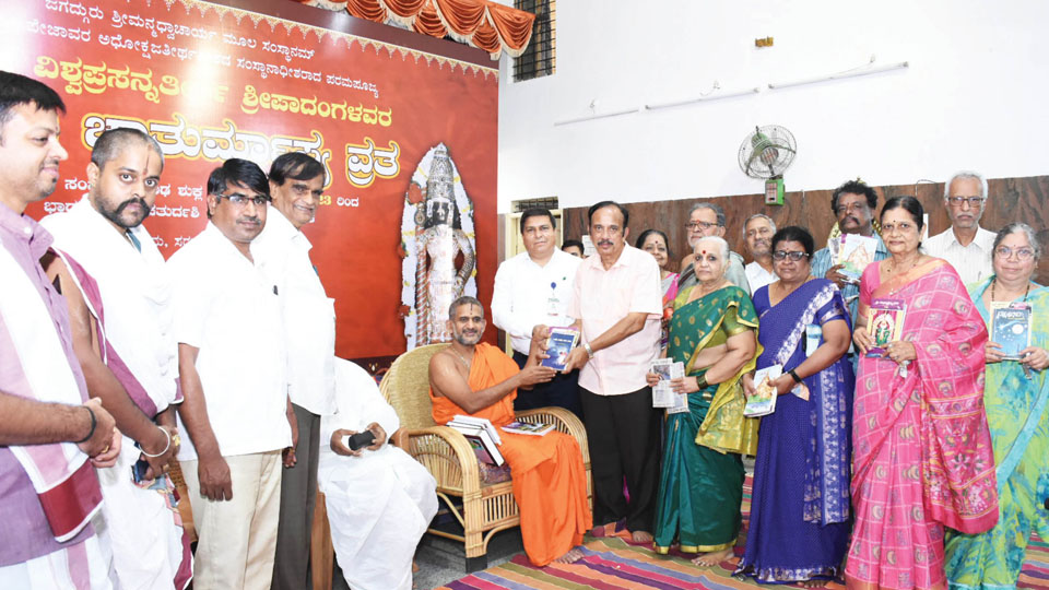 Chutuku Sahitya Parishat distributes books