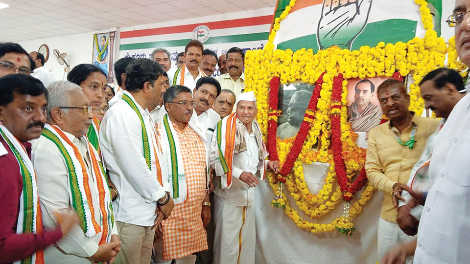 District Congress pays tribute to Devaraj Urs and Rajiv Gandhi