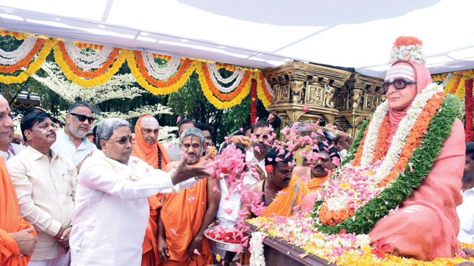 Chief Minister praises service to society by Suttur Mutt