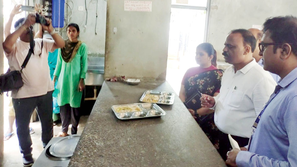 Food Quality Committee Members inspect Indira Canteen at K.R. Hospital