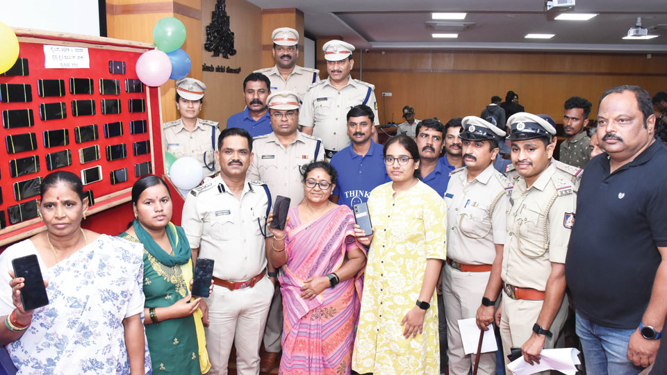 Cops hand over 135 cell phones worth Rs. 30 lakh to owners
