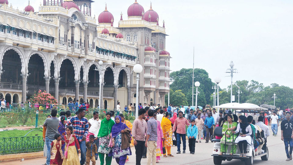 Touts divert tourists from Palace to shopping areas