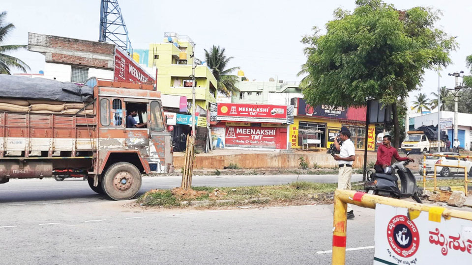 U-Turns on Ring Road turn new Black Spots: Traffic Cop deployed to prevent erring drivers from moving in opposite direction