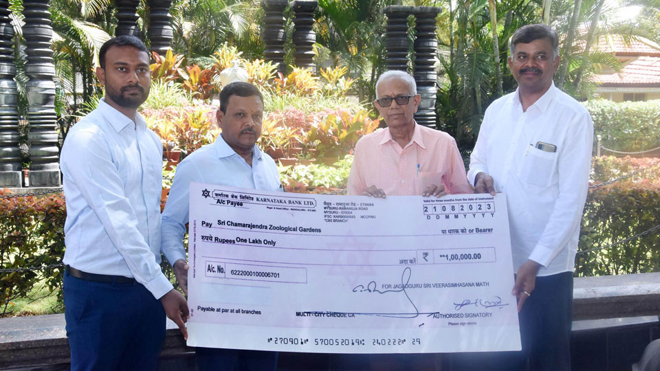 Suttur Mutt hands over Rs.1 lakh to feed Zoo animals