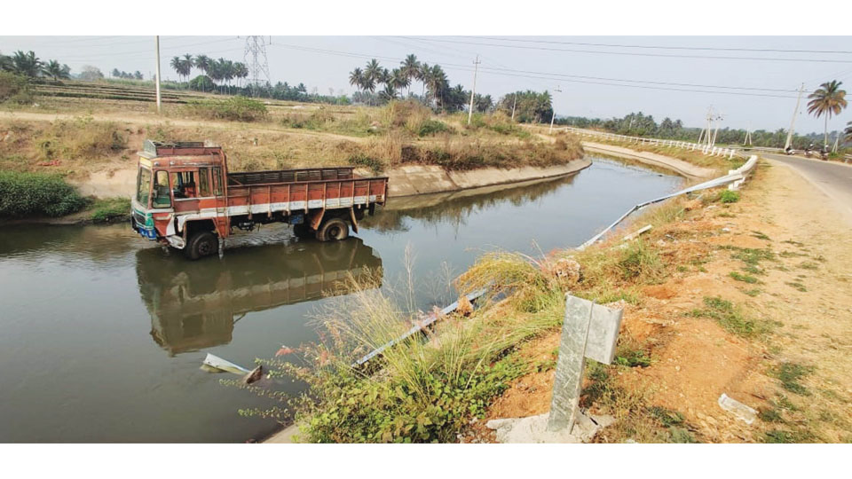 Echo of vehicles plunging into canals in Mandya: DC constitutes panels to study need for crash barriers