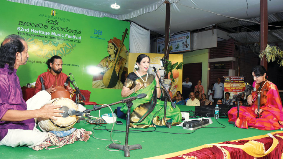 Vidu. Aruna Sairam sings at 8th Cross Ganesha Pandal
