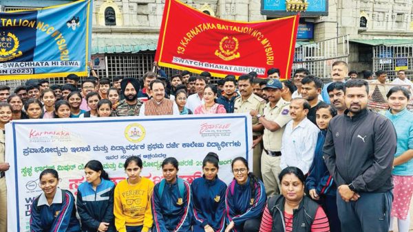 Swachhata Pakhwada: Students clean steps to Chamundi Hill - Star of Mysore