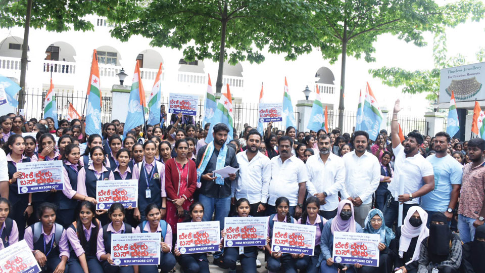 Maharani’s students, NSUI leaders stage silent stir for bus facility